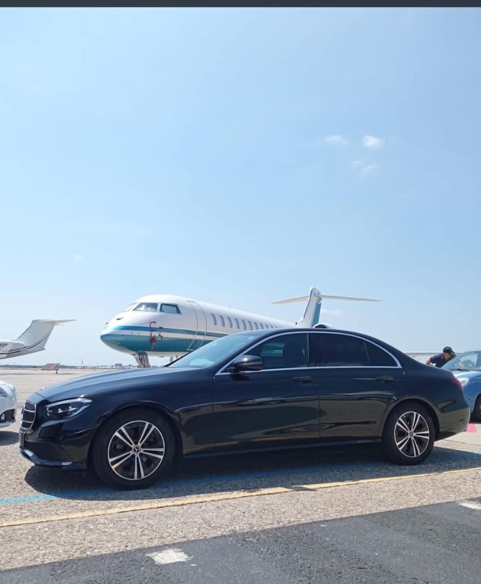 Classe E Virtus accanto a un jet privato in aeroporto