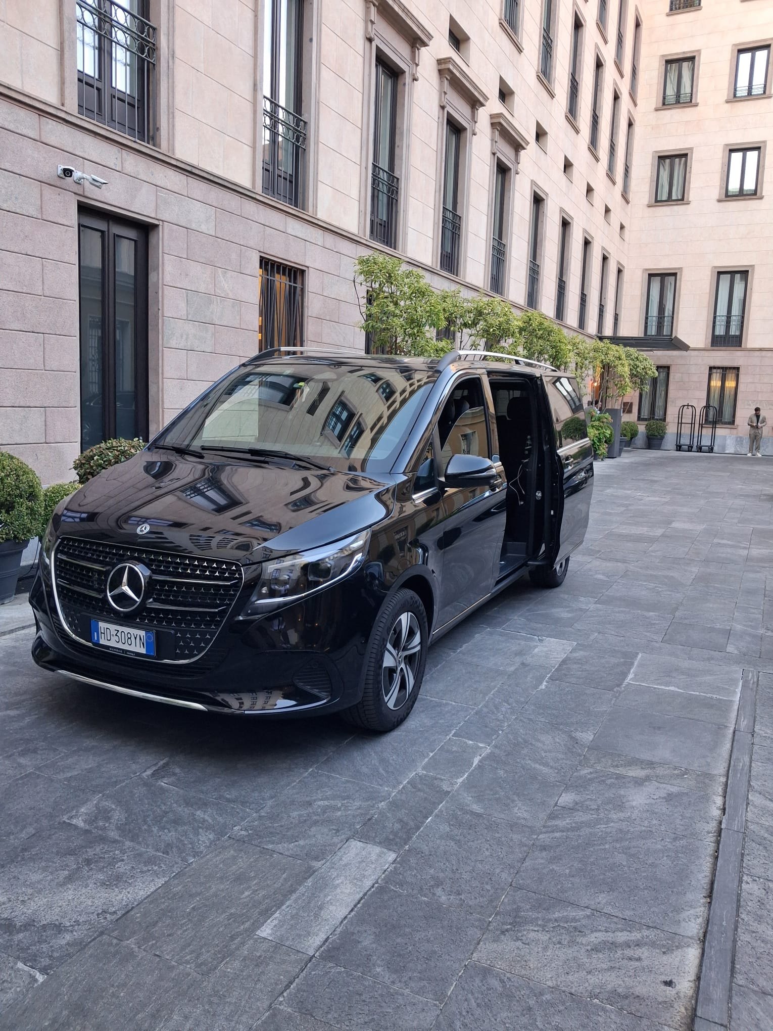 Classe V Virtus davanti a un hotel di lusso a Milano