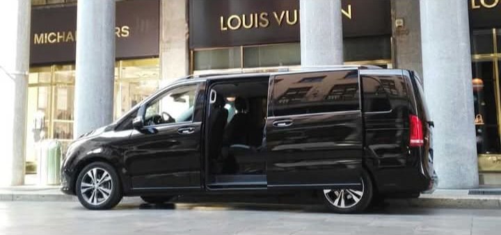 Mercedes Classe V Virtus in via Montenapoleone a Milano
