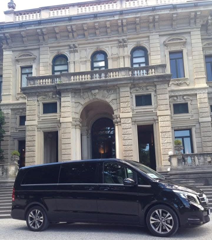 Mercedes Classe V Virtus davanti a una villa storica per cerimonie