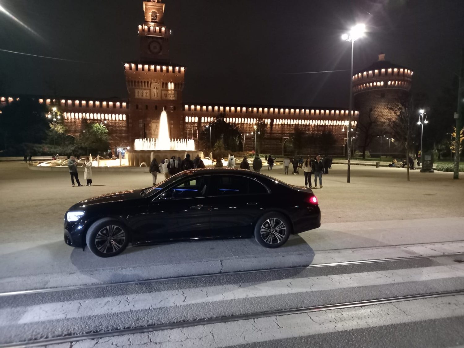 Mercedes Classe E Virtus davanti al Castello Sforzesco di Milano