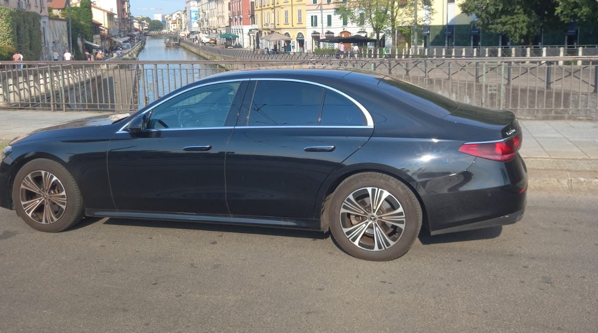 Mercedes Classe E Virtus sui Navigli a Milano